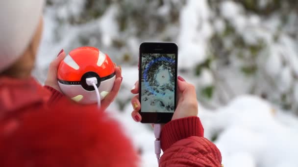 Samara, Rusko - listopad 1, 2016: hraní Pokémon žena jít na jeho iphone. Pokemon jít multiplayerová hra s prvky rozšířené reality. Chytání Meowth pokemon — Stock video