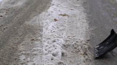 Görüntüleri adam kardan yarda kürek temizler