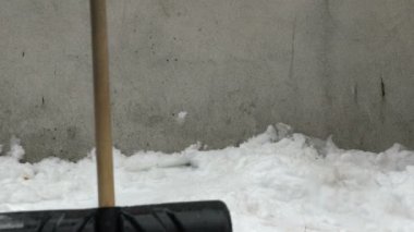Görüntüleri adam kardan yarda kürek temizler. ağır çekim 120 fps video.