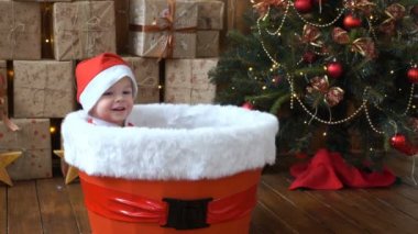 Görüntüleri küçük Noel ağacının yakınında büyük bir yeni yıl sepette oturup Noel Baba. 4k