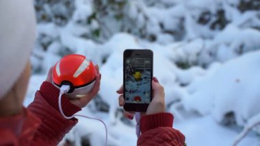 Samara, Rusya Federasyonu - 1 Kasım 2016: kadın oyun pokemon onun iphone gidin. Pokemon artar gerçeklik unsurları ile multiplayer oyun gidin. Meowth pokemon yakalamak