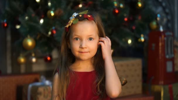 Filmagem menina de pé perto da árvore de Natal. 4k — Vídeo de Stock