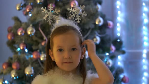 Filmmädchen steht neben dem Weihnachtsbaum. 4k — Stockvideo