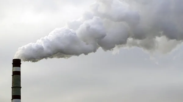 Chimeneas industriales emiten contaminantes tóxicos al cielo contaminando el medio ambiente . — Foto de Stock