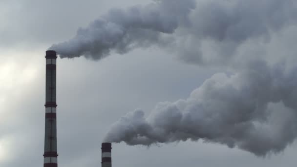 Felvétel ipari kémények bocsát ki mérgező szennyező anyagok az égre, a környezet szennyezése. 4k — Stock videók