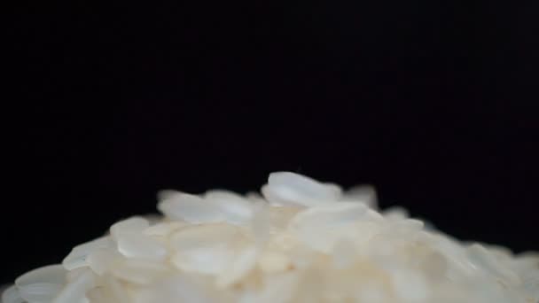 Μήκος σε πόδηα ρύζι πέφτει σε ένα πιάτο. HD — Αρχείο Βίντεο