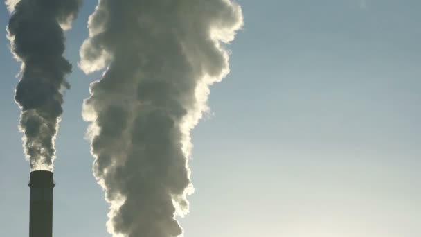 Filmación chimeneas industriales emiten contaminantes tóxicos en el cielo contaminando el medio ambiente — Vídeo de stock