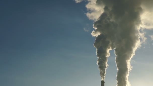 Filmación chimeneas industriales emiten contaminantes tóxicos en el cielo contaminando el medio ambiente — Vídeo de stock