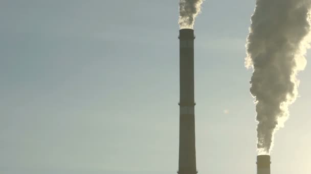 Filmati camini industriali emettono inquinanti tossici nel cielo inquinando l'ambiente — Video Stock