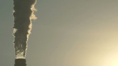 Görüntüleri endüstriyel baca yayar toksik kirleticiler çevre kirletici gökyüzüne doğru