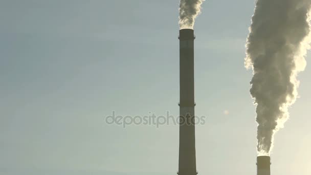 Images Les cheminées industrielles rejettent des polluants toxiques dans le ciel polluant l'environnement 
