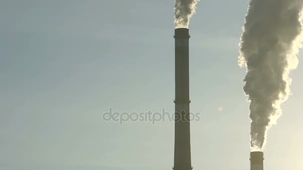 Filmación chimeneas industriales emiten contaminantes tóxicos en el cielo contaminando el medio ambiente — Vídeos de Stock