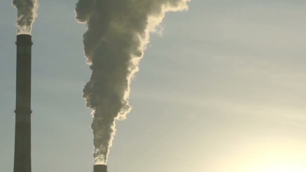 Промышленные трубы излучают токсичные загрязнители в небо, загрязняя окружающую среду. — стоковое видео