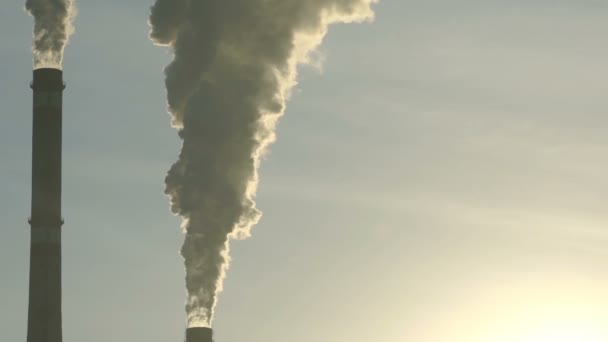 Filmación chimeneas industriales emiten contaminantes tóxicos en el cielo contaminando el medio ambiente — Vídeo de stock