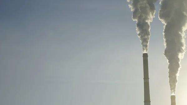 Průmyslové komíny emise toxických látek do oblohy, znečišťování životního prostředí. — Stock fotografie