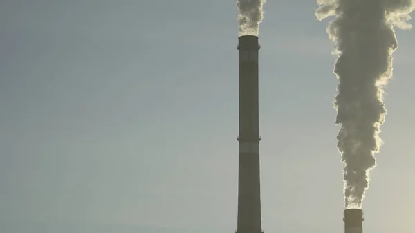 Ipari kémény bocsát ki mérgező szennyező anyagok az égre, a környezetet szennyező. — Stock Fotó
