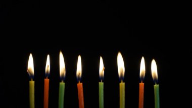 siyah arka plan üzerinde renkli yanan mumlar ayarla