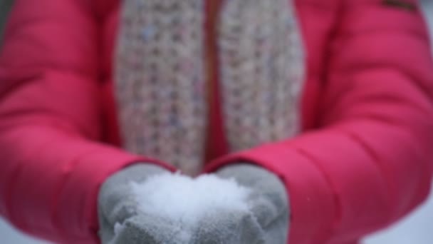 Μήκος σε πόδηα γυναίκα που κρατά το χιόνι στα χέρια σε εξωτερικούς χώρους το χειμώνα. 4k — Αρχείο Βίντεο