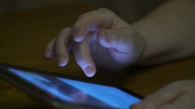 Görüntüleri evde tablet kullanan kadın yaşlı. 4k