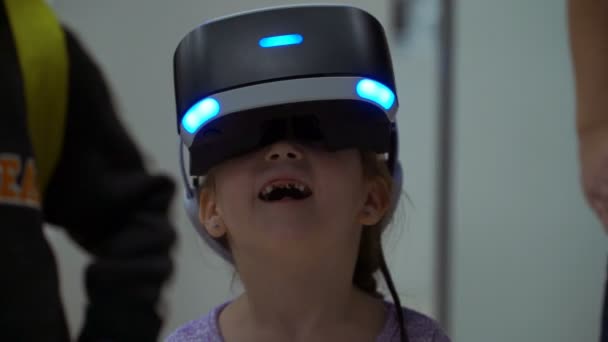 Ragazza guarda negli occhiali realtà virtuale . — Video Stock