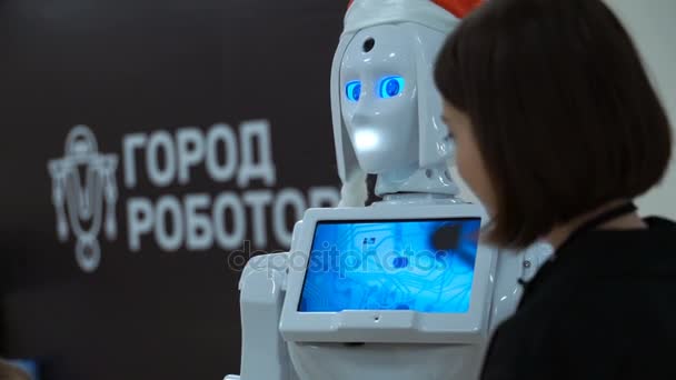 Samara, Rusko - 30. prosince 2016: robot město. Robot město - interaktivní vědeckou výstavu robotů. — Stock video