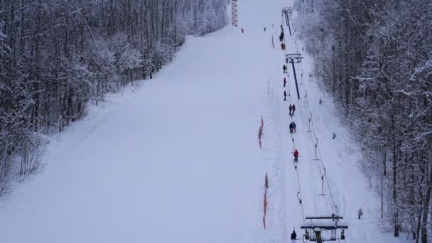 Estación de esquí de filmación para esquí y snowboard . — Vídeo de stock