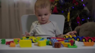 görüntüleri Kurucuda oynarken küçük çocuk.