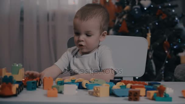 Filmaufnahmen kleiner Junge beim Spielen im Konstrukteur. — Stockvideo