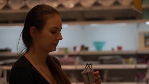 Donna scegliere in negozio guanti da cucina . — Video Stock