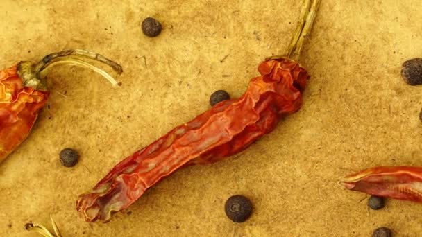 Μήκος σε πόδηα αποξηραμένες κόκκινες πιπεριές σε ξύλινα. — Αρχείο Βίντεο