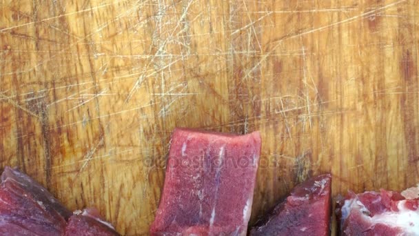 Carne cortada en rodajas sobre la mesa de cerca — Vídeos de Stock