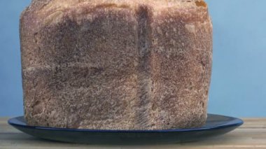 masaya bir tabak içinde ekmek