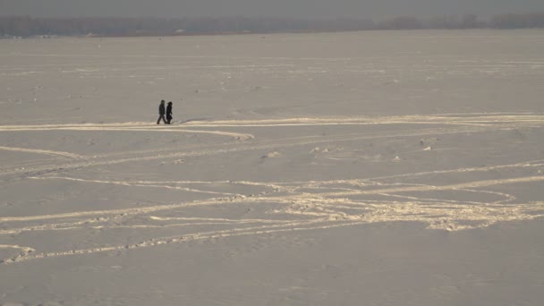 Couple marchant dans la neige — Video