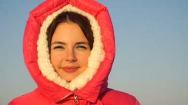 Kışın açık havada bir kızın portresi.