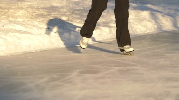 Chica montando en el patinaje sobre hielo en el parque . — Vídeos de Stock