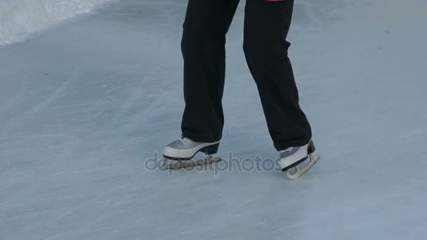 Chica montando en el patinaje sobre hielo en el parque — Vídeo de stock