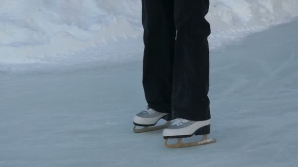 Chica montando en el patinaje sobre hielo en el parque — Vídeos de Stock