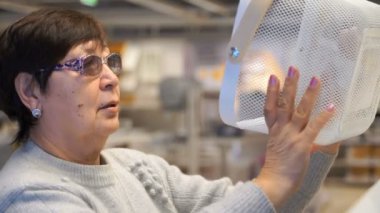 kadın plastik bir sepet içinde dükkanı satın alır..