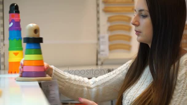 Woman buys a toy pyramid in store. — Stock Video