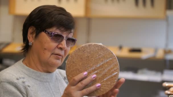 Mujer elige una tabla de cortar en la tienda . — Vídeos de Stock