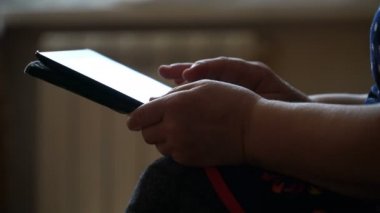 yaşlı kadın, tablete app kullanarak.