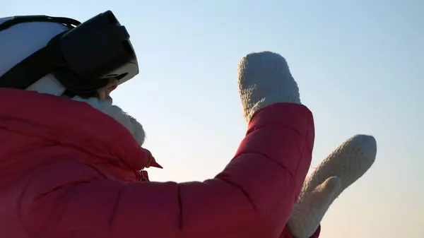 Meisje kijkt in de virtual reality bril buiten in de winter. — Stockfoto