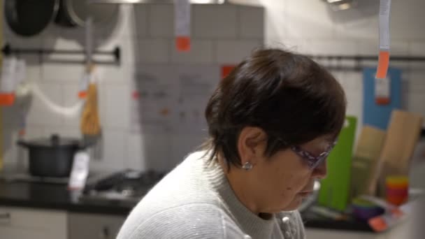 Woman buys the sugar bowl in the store. — Stock Video