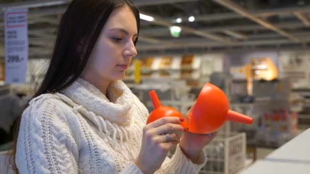 Mujer compra un embudo de plástico en la tienda . — Vídeos de Stock