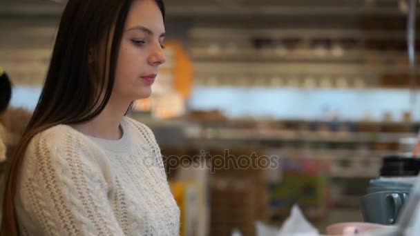 Femme achète au magasin pour une tasse de thé . — Video