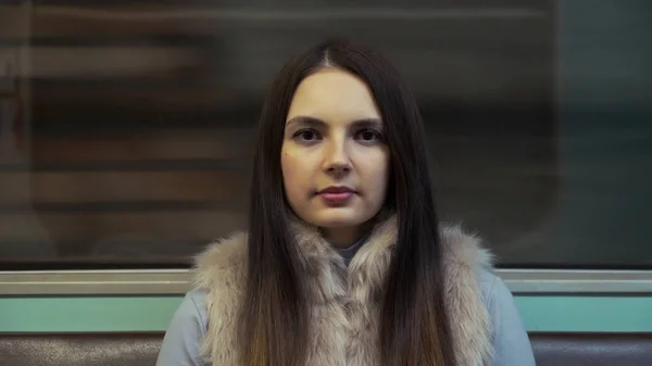 Joven chica paseos en el metro y mirando a la cámara . —  Fotos de Stock