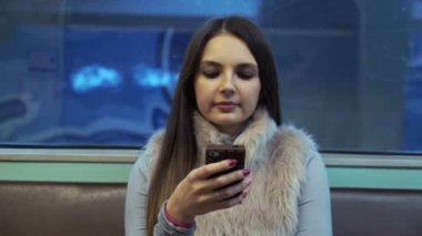 metro ve kullanma belgili tanımlık app akıllı telefonundaki esmer kız rides.