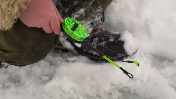 Fischer fängt beim Eisfischen einen Fisch. — Stockvideo