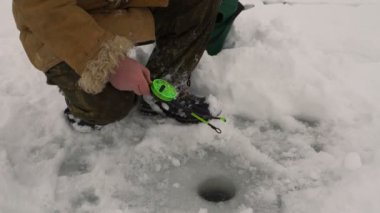 Balıkçı bir balık Balık üzerinde yakalar..