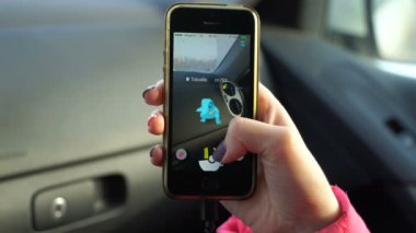 Samara, Rusya Federasyonu - 21 Şubat 2017: kadın oyun pokemon onun iphone gidin. Pokemon artar gerçeklik unsurları ile multiplayer oyun gidin. Totodile yakalandı. Pokemon ikinci nesil.
